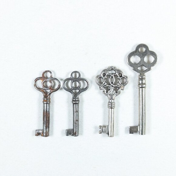 SET of 4 decorative vintage skeleton Key pendants, home decor, vintage latch key - Picture 3 of 7